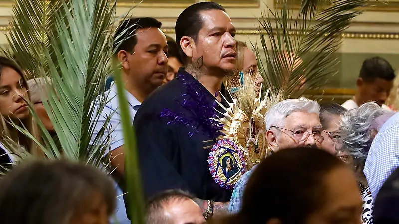 Feligreses conmemoran el Domingo de Ramos con procesión y misa en Catedral